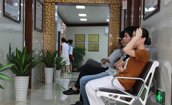 在医院走廊里等候就诊的患者们
