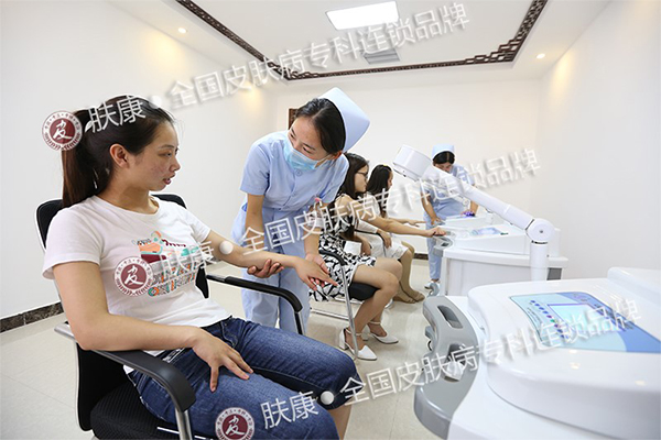 在治疗室做中医雾化熏蒸的皮肤病患者们